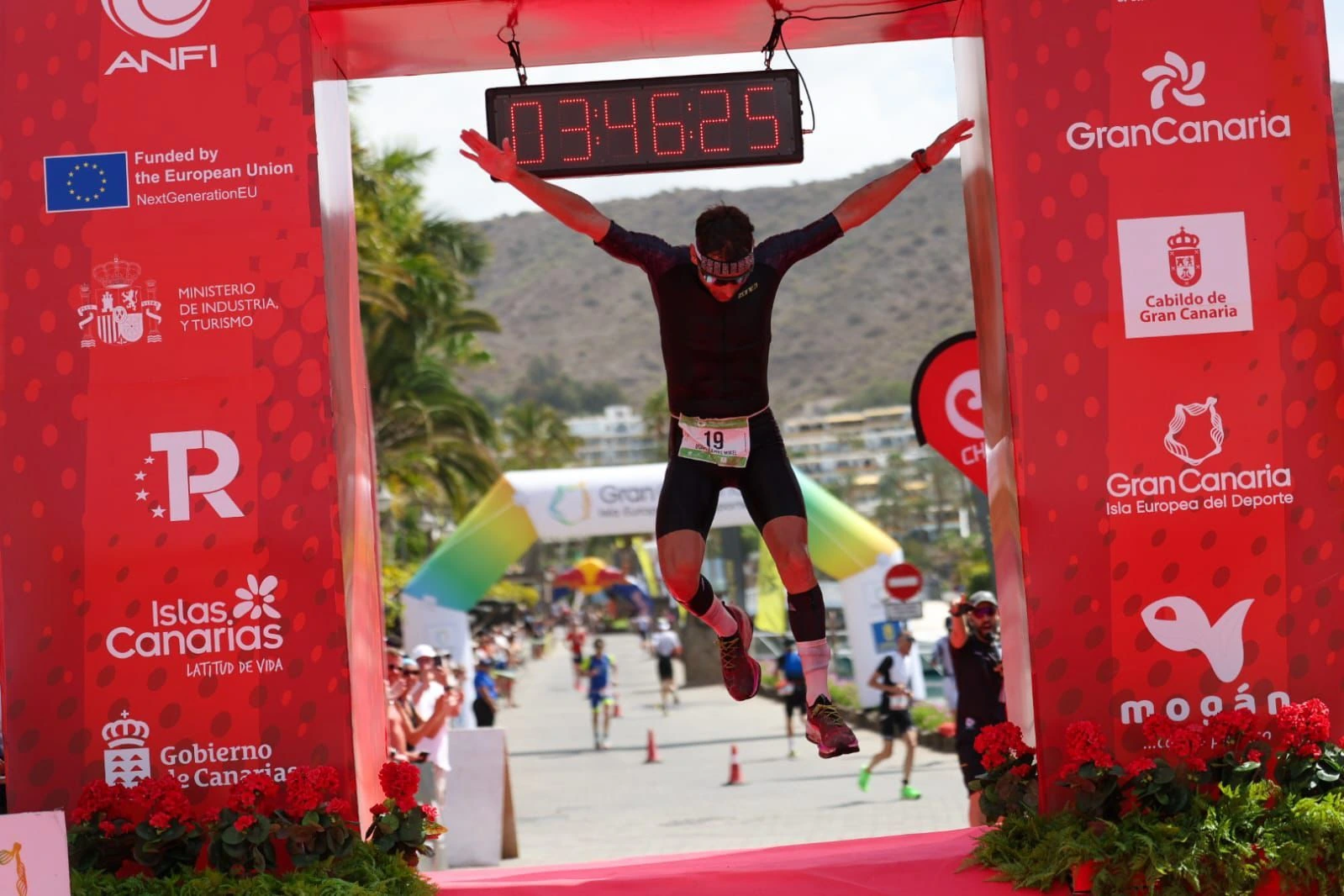 Archivo: Mikel Ugarte cruza la meta del ANFI Challenge Mogán Gran Canaria 2024. La fotografía no corresponde al Mundial IRONMAN de Kona 2026.