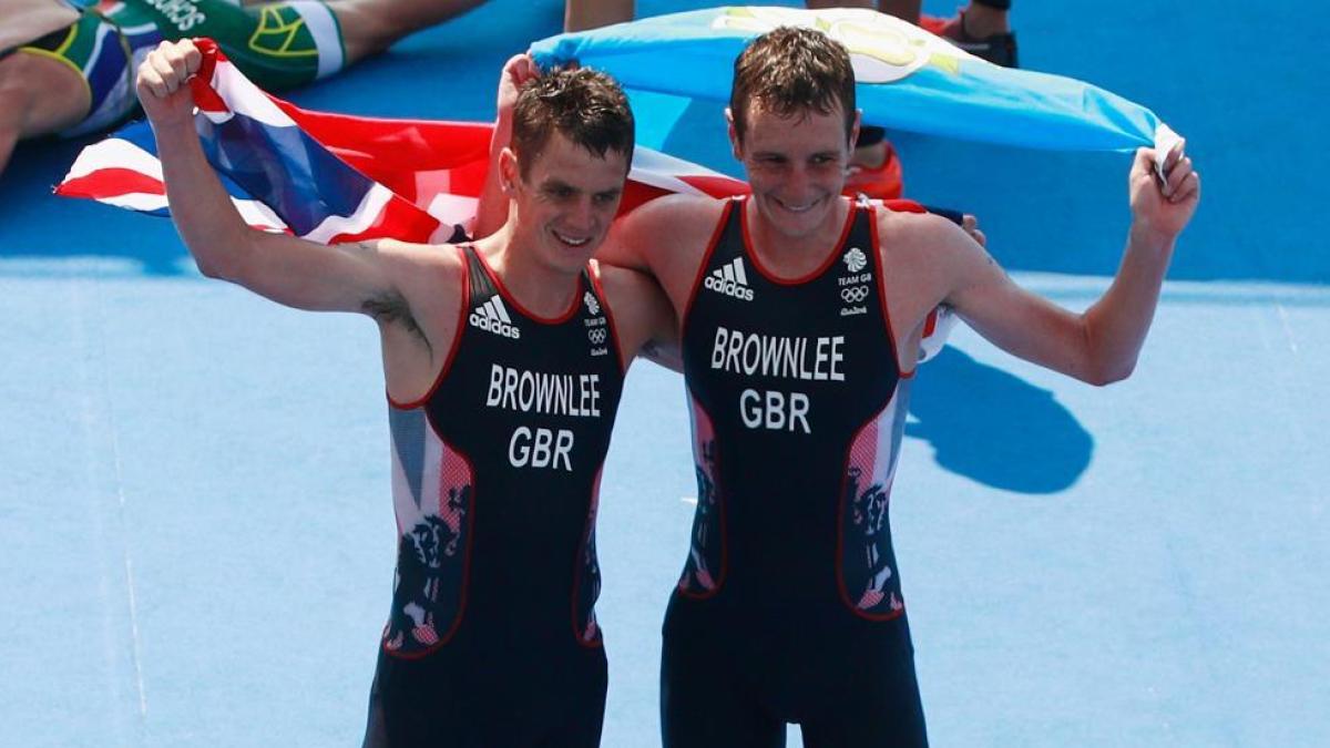 Alistair y Jonathan Brownlee celebran sus medallas olimpicas