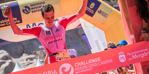 Alistair Brownlee en la meta de Challenge Mogan Gran Canaria 2017