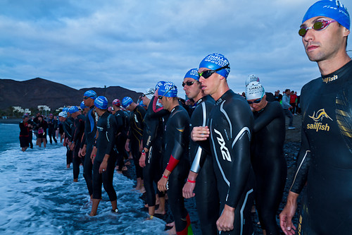 Grupo de nadadores en aguas abiertas en Fuerteventura