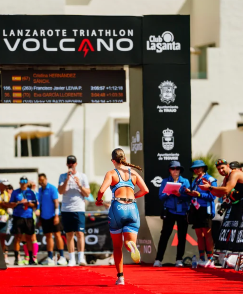 Una participante se aproxima al arco de meta del Volcano Triathlon en Club La Santa.